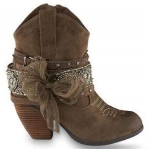 Not rated. 7.5 cowboy booties